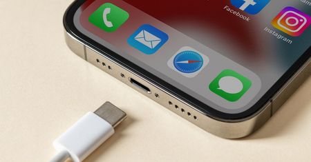 iPhone 15 ładowany kablem innej marki. Pracownicy Apple dostrzegli problem