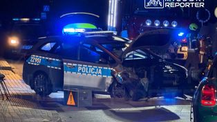 Kiełpin: Zderzenie radiowozu z Mini Cooperem. Kia uderzyła w słup. Rannych dwóch policjantów