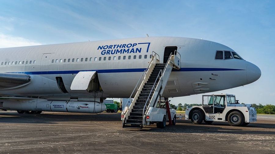 Samolot Stargazer z podczepioną rakietą Pegasus XL