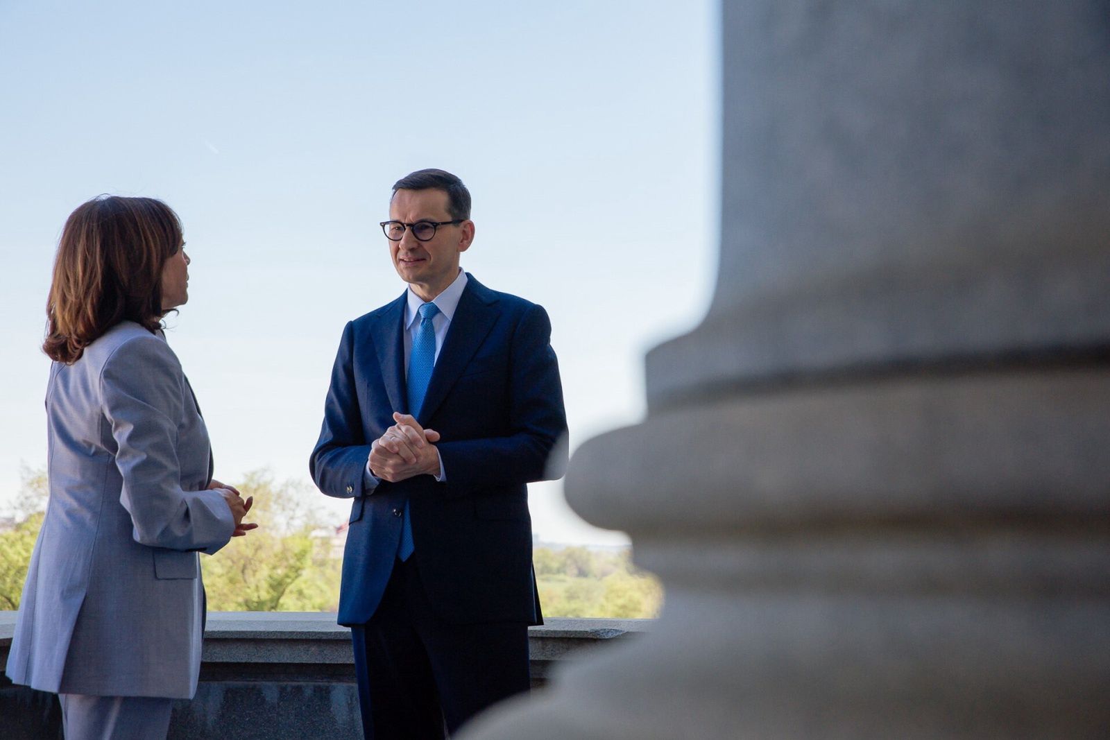 Politico: Morawiecki gra "anty-Macrona" w Waszyngtonie