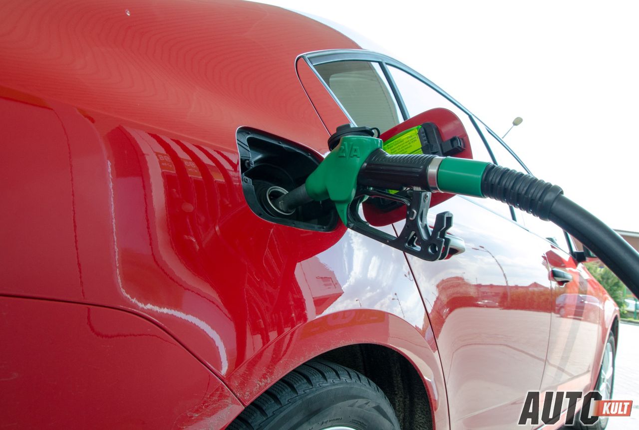 Wielu kierowców wierzy w ukryte moce paliwa o wyższej liczbie oktanowej (fot. Marcin Łobodziński)