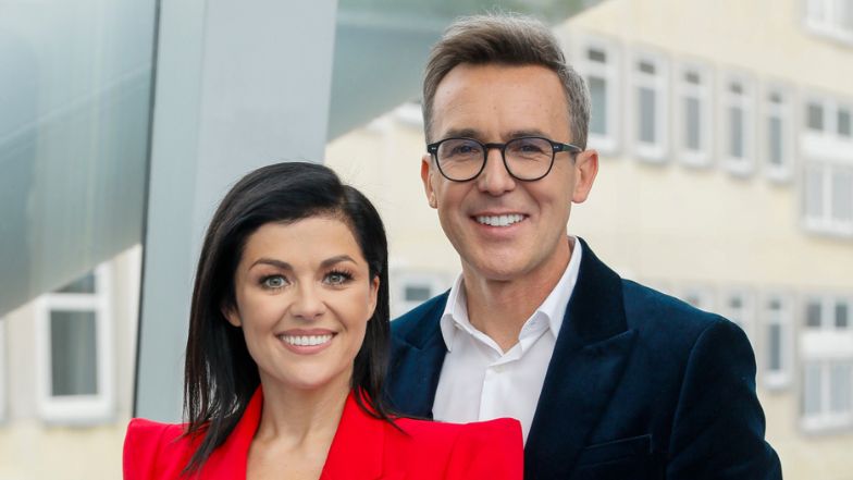 Katarzyna Cichopek i Maciej Kurzajewski pozują w studiu TVP