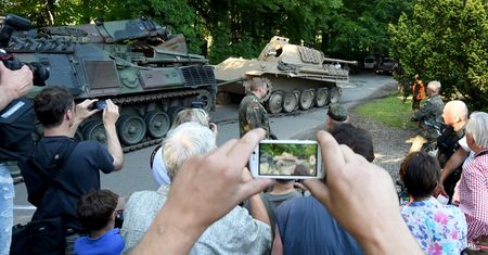 Tłum gapiów przed posesją emeryta. Trzeba było wezwać niemieckie wojsko