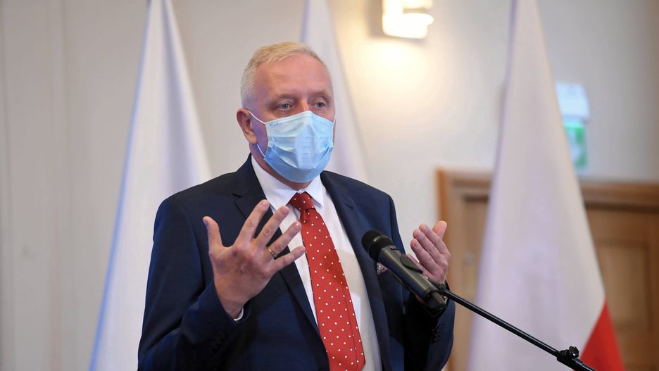 Koronawirus w Polsce. Ekspert o skutkach "pełzającego lockdownu"