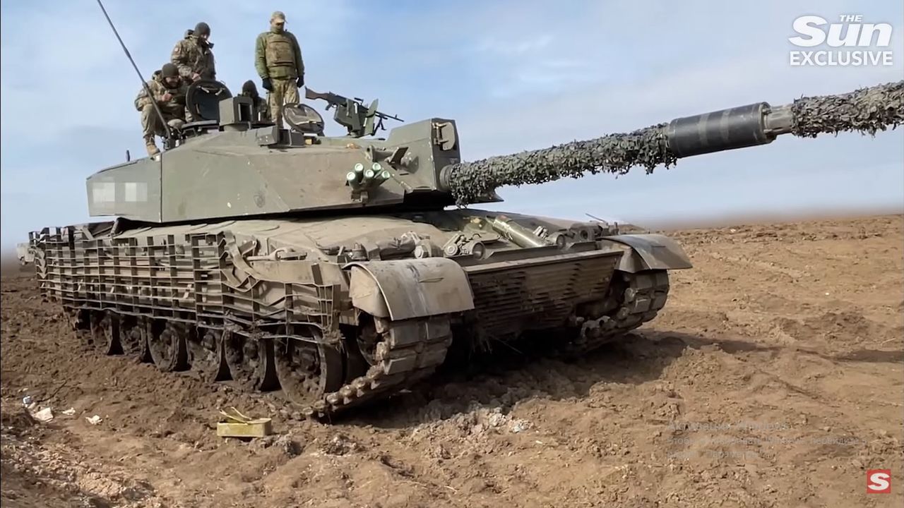 Jeden z podarowanych Ukrainie czołgów Challenger 2 wzmocniony przez swoją załogę. 