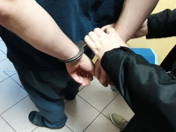 Próba gwałtu w Dębnie. 29-latek zerwał ubrania z 57-latki i usiłował ją zgwałcić