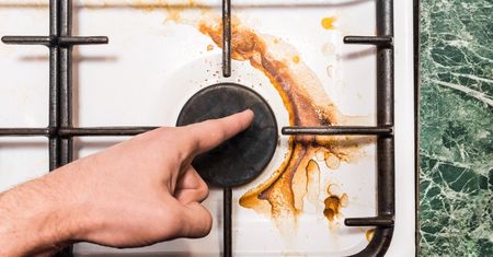 Zamiast pić, polewam nią brudną kuchenkę. Najgorsze zabrudzenia znikają bez szorowania