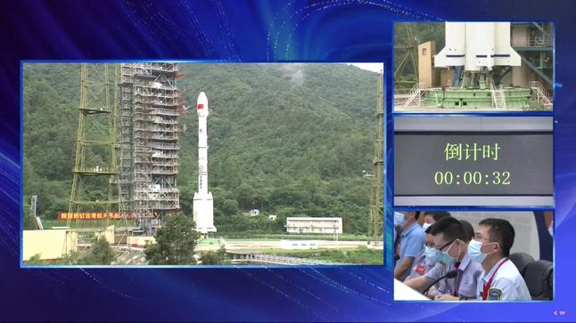 Satelity Beidou są wynoszone takimi rakietami. Na zdjęciu pokazany jest moment przed wystrzeleniem ostatniego elementu systemu.