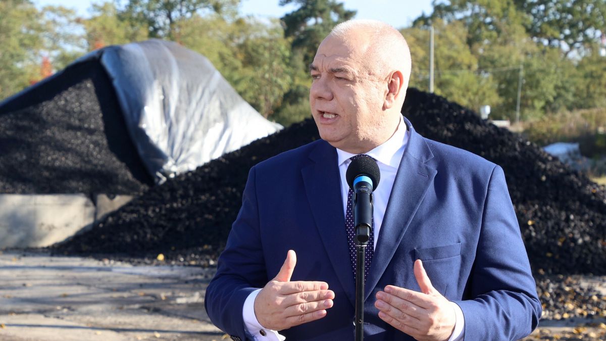 Premier Morawiecki i wicepremier Sasin w Otwocku
Fot. Piotr Molecki/East News, Otwock, 13.10.2022. Wizyta premiera Mateusza Morawieckiego (L) w Otwocku. Konferencja prasowa z udzialem wicepremiera, ministra aktywow panstwowych Jacka Sasina (P).
Piotr Molecki