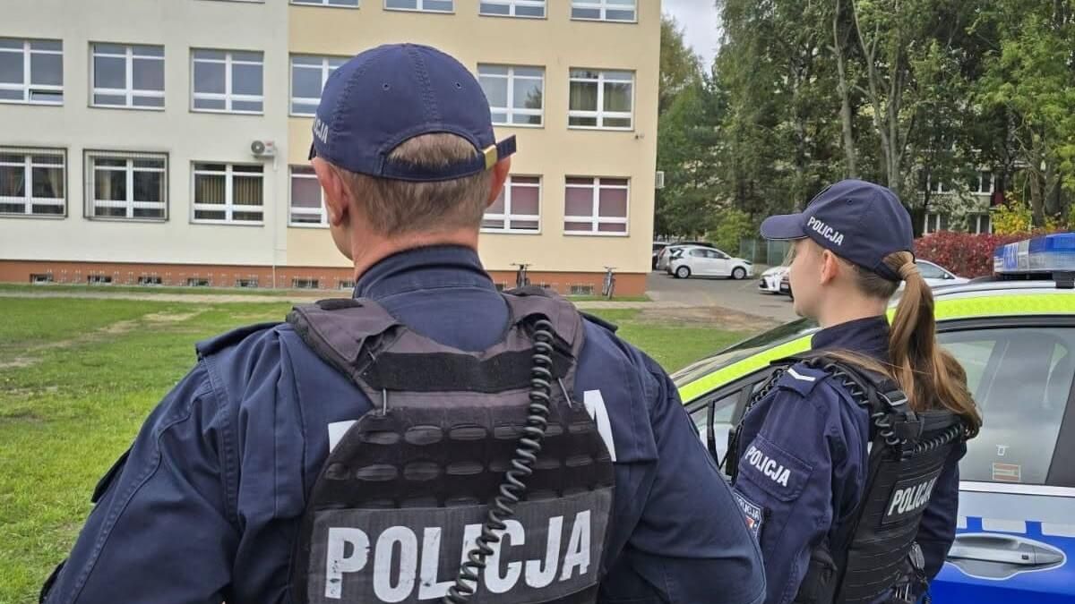 Policjanci interweniujący w szkole