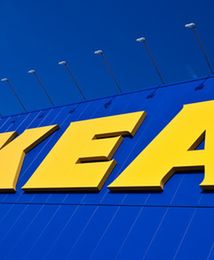 Ikea przestrzega młodzież przed nocowaniem w sklepach. "To przereklamowana zabawa"