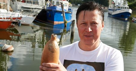 Znaleźli zamkniętą butelkę sprzed dwustu lat. Co jest w środku?