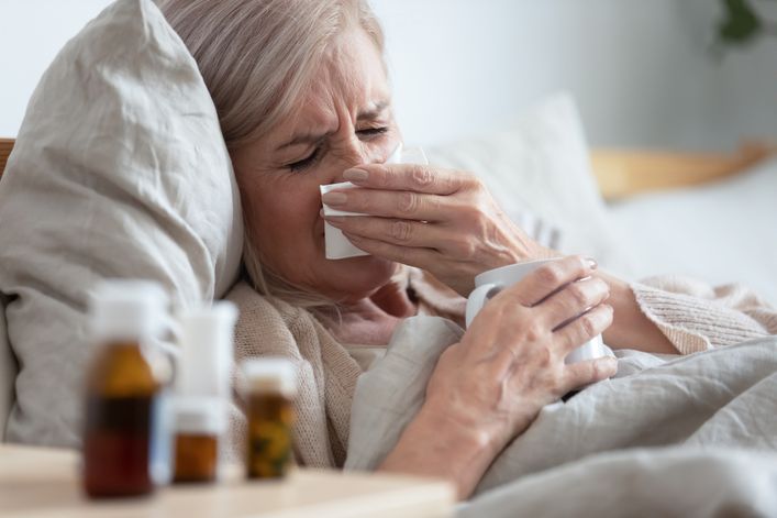 Do powikłań po szczepieniu przeciw grypie można zaliczyć gorączkę, ból mięśni i stawów, dreszcze, ból głowy lub złe samopoczucie.