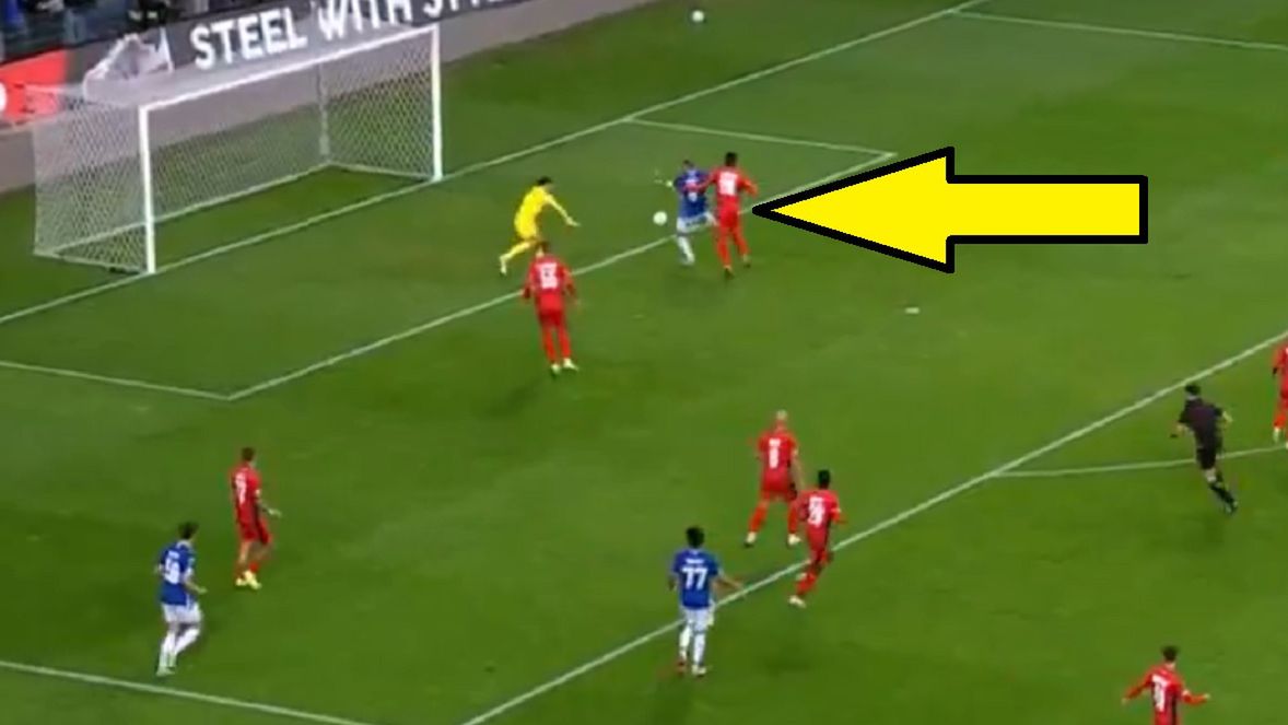 Twitter / Screen / Polsat Sport / Na zdjęciu: Lech Poznań wykorzystał błędy bramkarza Rapidu Wiedeń