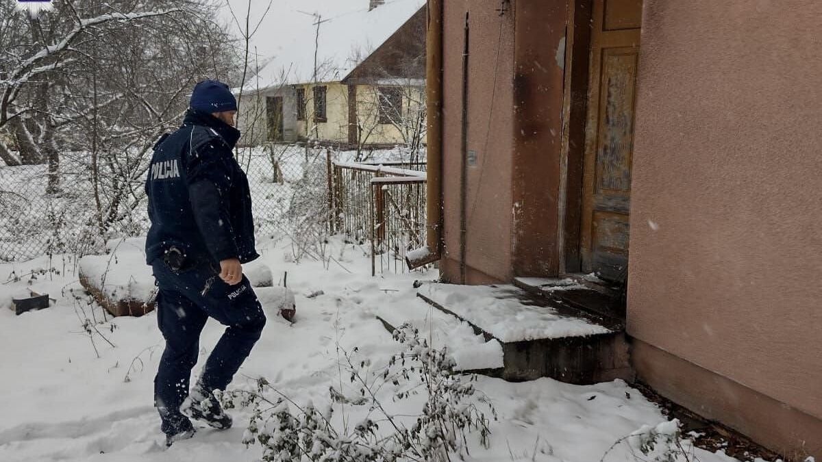 policjant, dom, śnieg