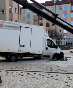 Niecodzienny wypadek w Szczecinie. Kurierzy wylądowali w fontannie