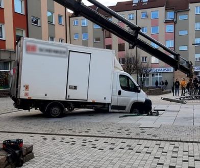 Niecodzienny wypadek w Szczecinie. Kurierzy wylądowali w fontannie