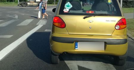 Mandat za naklejkę na szybie. Możesz zapłacić w dwóch przypadkach