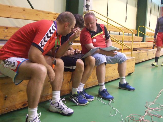Testom uważnie przyglądał się trener Piotrkowianina Rafał Przybylski (pierwszy z lewej).