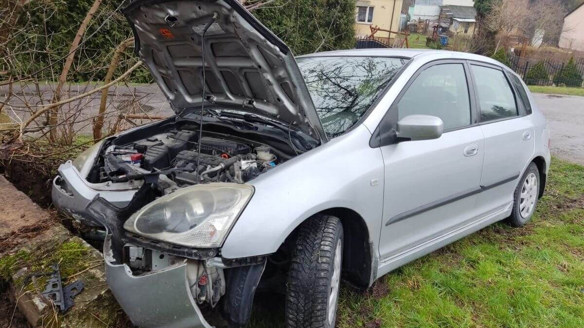Honda rozbita o betonowy słup, w Krasnymstawie