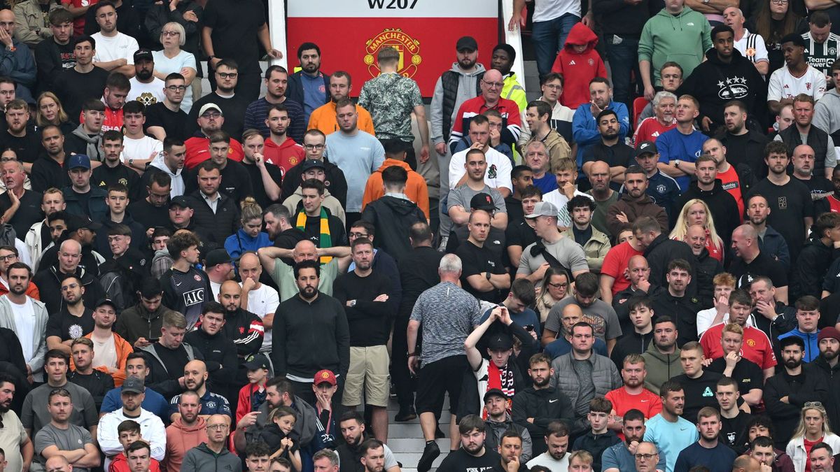 Zdjęcie okładkowe artykułu: Getty Images / Michael Regan / Na zdjęciu: kibice na Old Trafford