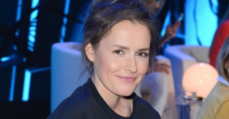 Olga Frycz bawi się z córką. Wszyscy patrzą na jej stopy