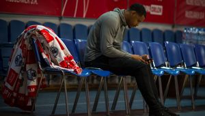 Anwil sprawdza stan zdrowia Mylesa McKay'a