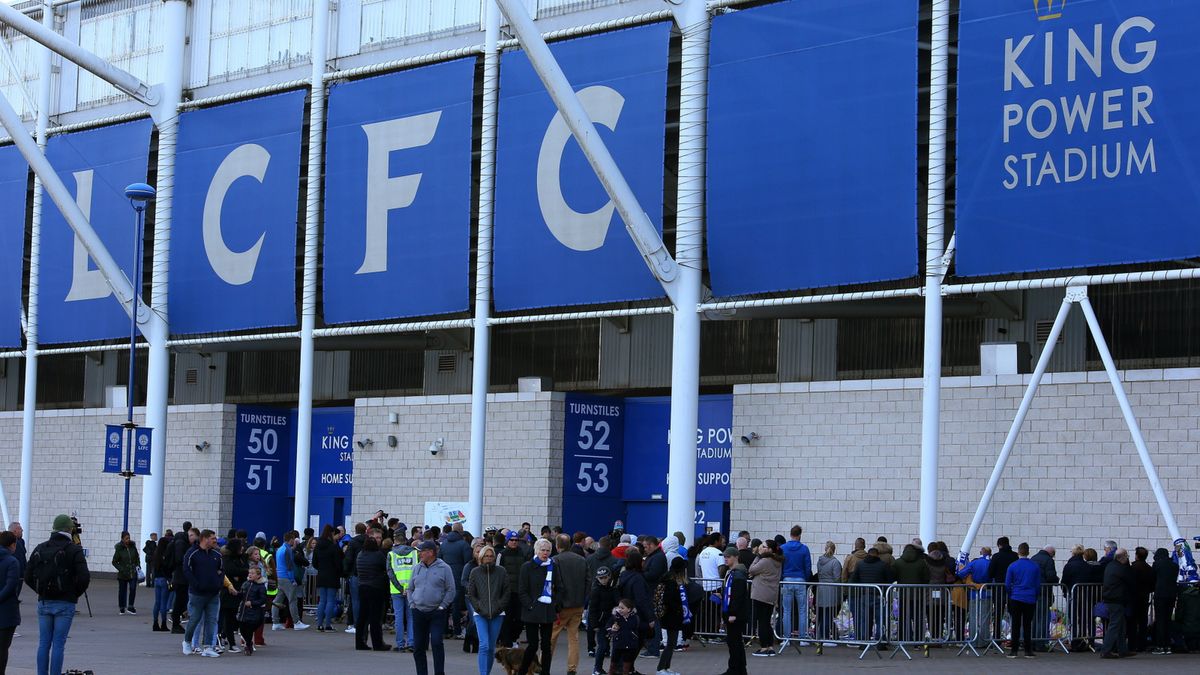 PAP/EPA / TIM KEETON / Kibice Leicester City gromadzą się pod stadionem