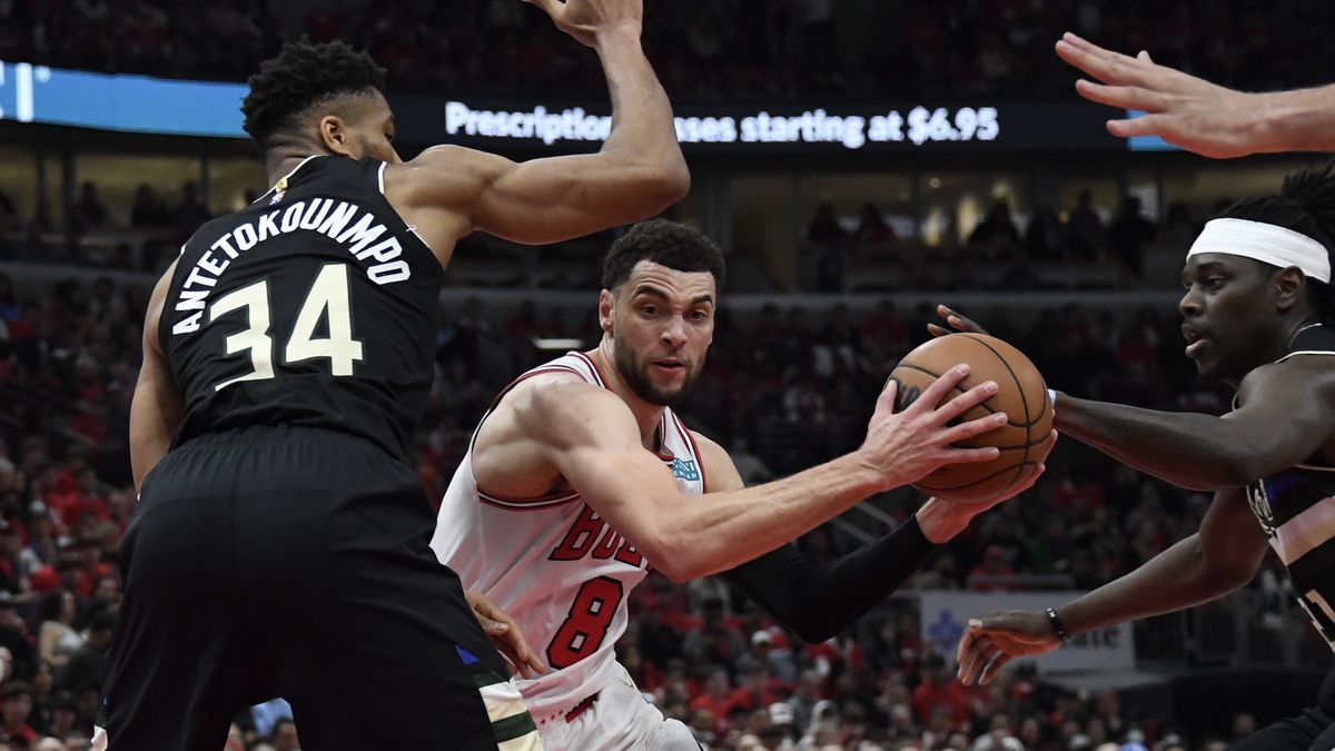 Giannis Antetokounmpo (z lewej) i Zach LaVine (z piłką)