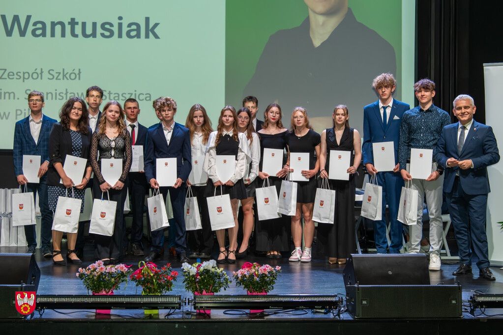 Zakończenie roku szkolnego ze stypendiami starosty