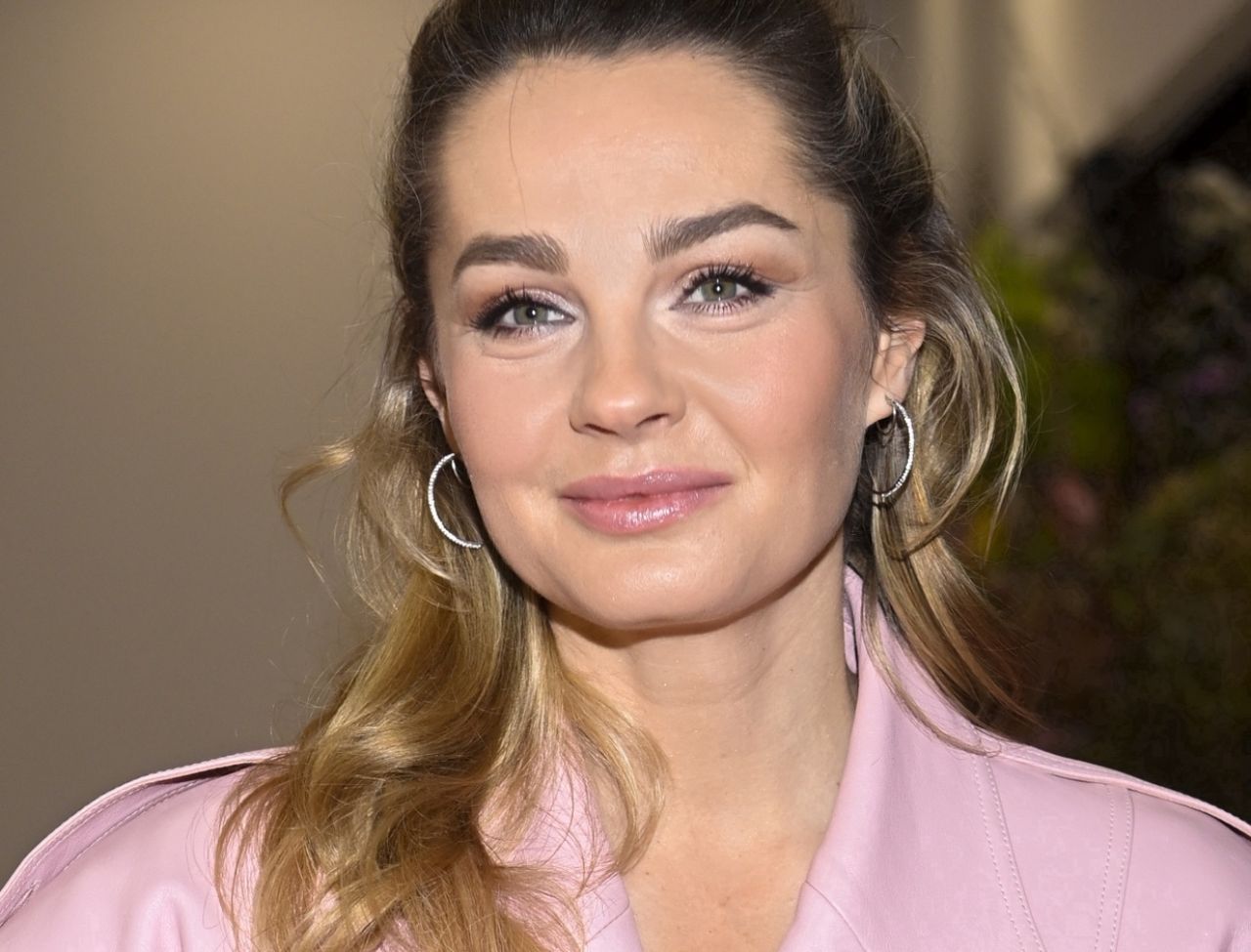 Hitowe spodnie na wiosnę 2026. Socha już paraduje w balloon pants