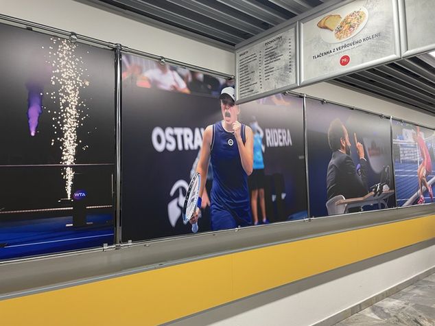 Iga Świątek na jednym z plakatów prezentujących gwiazdy turnieju