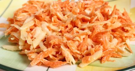 Surówkę z marchewki robię z nietypowym dodatkiem. Jest smaczniejsza i dużo zdrowsza