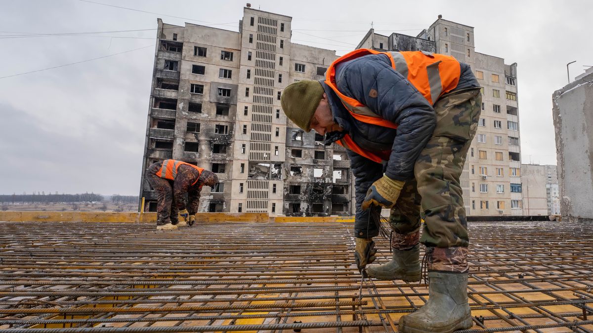 Prace budowlane
Chark�w, Ukraina, 17.01.2023. Prace budowlane w najbardziej zniszczonej przez rosyjskie pociski dzielnicy mieszkalnej zwanej Severnaya Saltivka w Charkowie, 17 bm. Trwa inwazja Rosji na Ukrain�. (sko) PAP/Mykola Kalyeniak
Mykola Kalyeniak
atak, inwazja, rosji, rosji na ukrain�, wojna, zniszczenia, agresja Rosji, architektura, atak Rosji na Ukrain�, budownictwo, inwazja rosyjska, konflikt zbrojny, rosyjska, rosyjski, sytuacja na Ukrainie, sytuacja w Ukrainie, Ukrai�cy, wojenne, Wojna na Ukrainie, wojna w Ukrainie, wok� Ukrainy, budynki, domy, mieszkalne, obiekty cywilne, budowa, budynk�w, nowych dom�w, odbudowa, ostrzelane, po ataku, budowlaniec, budowla�cy