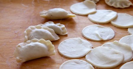 Jak zrobić ciasto na pierogi bez jajka? Dodaj 1 składnik, a będzie je lepić z przyjemnością