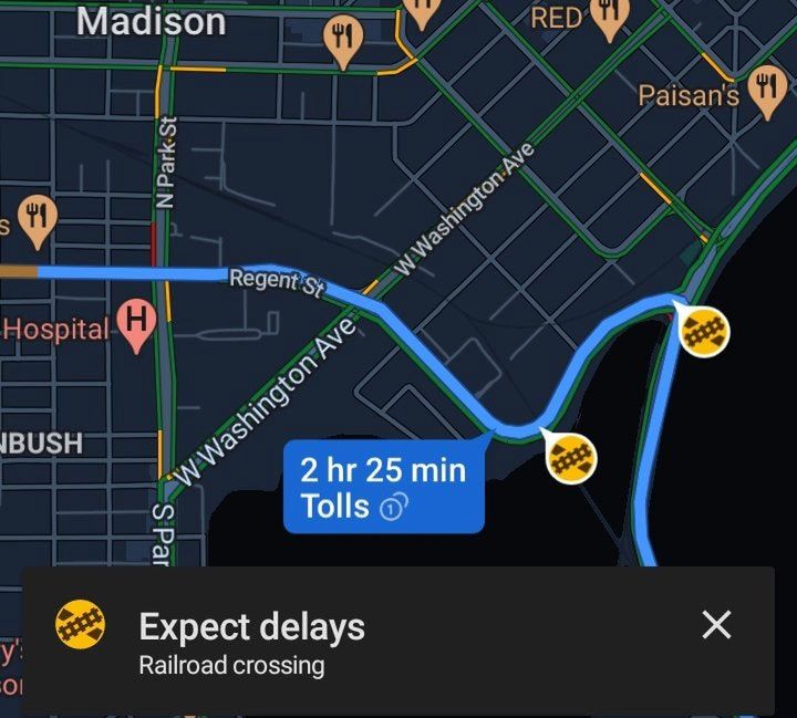 Ostrzeżenia o przejazdach kolejowych w Mapach Google, fot. SamsungGalaxyPlayer/reddit.