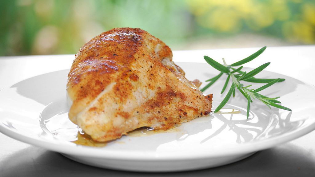 Pierś z kurczaka (mięso i skóra) pieczona na rożnie