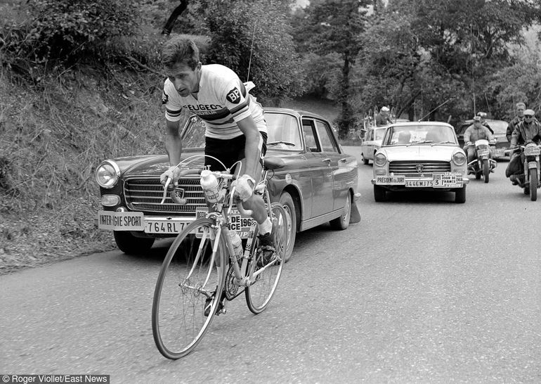 Tom Simpson podczas jednego z etapów Tour de France.