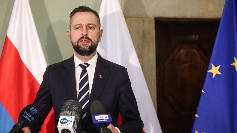 Nowy Wiśnicz (woj. małopolskie), 18.11.2024. Wicepremier, minister obrony narodowej Władysław Kosiniak-Kamysz na briefingu prasowym, 18 bm. w Ratuszu w Nowym Wiśniczu. Spotkanie dot. podpisania umowy pożyczki finansowanej ze środków Krajowego Planu Odbudowy. (aldg) PAP/Łukasz Gągulski
