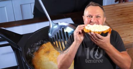 Węgrzy się zajadają. Strzelczyk pokazał, jak zrobić langosze tak dobre, jak z budki nad Balatonem