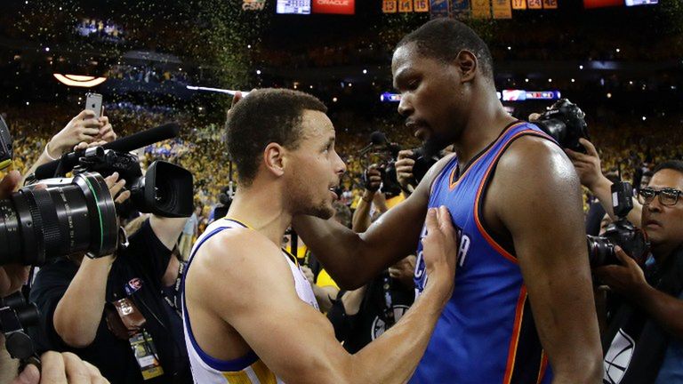 Stephen Curry i Kevin Durant dogadali się, by razem spróbować pokonać LeBrona Jamesa