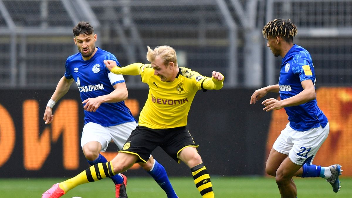 Julian Brandt (w środku) oraz Daniel Caligiuri (z lewej) i Jean-Clair Todibo