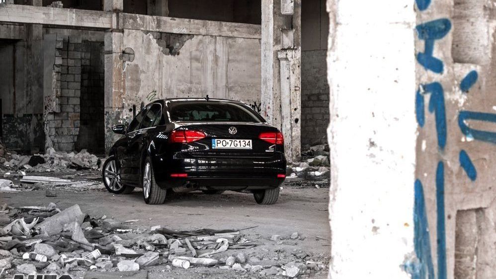 Jetta mimo ostatniego liftingu niewiele się zmieniła, wygląda spokojnie i nie wyróżnia się z tłumu.