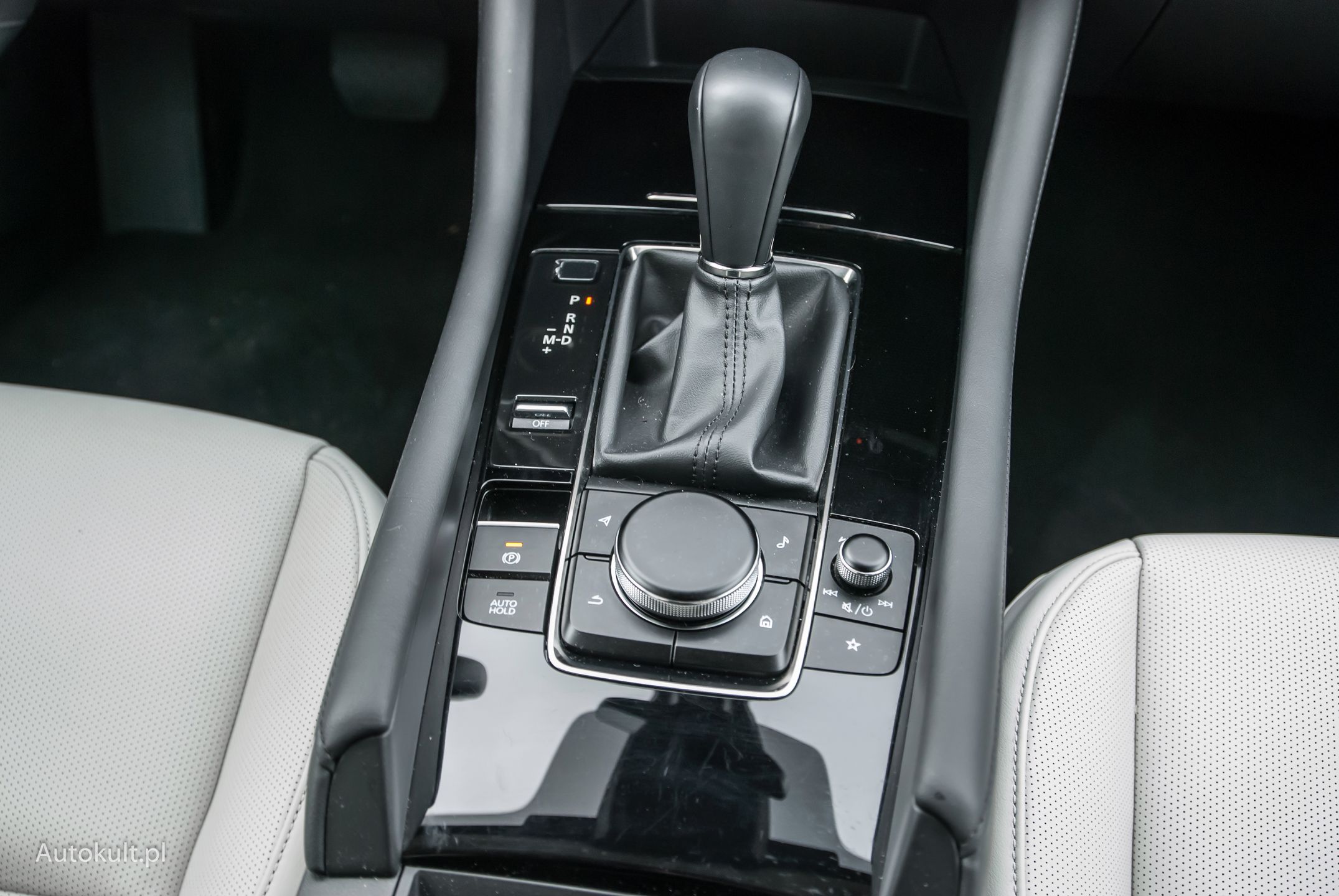 Mazda 3 - tunel środkowy