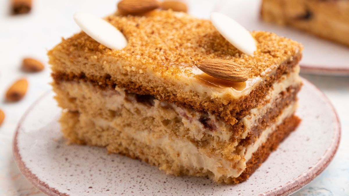 Delikatne ciasto miodowe z kremem i migdałami