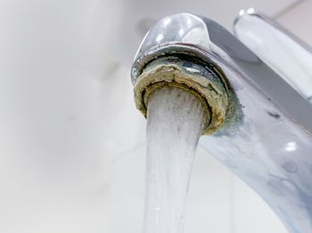 Wetrzyj w kran, a kamień zniknie w 5 minut. Odpadnie płatami