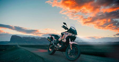 Klienci ustawiają się w kolejce po Lucky Explorera. MV Agusta chwali się wynikiem