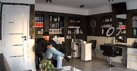 Wybił szybę w salonie i zasnął w fotelu. Policja pokazała nagranie