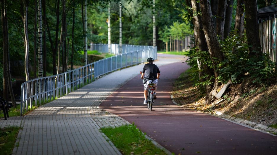 Bielsko-Biała. Ścieżki rowerowe w Wapienicy są chętnie wybierane przez mieszkańców miasta.