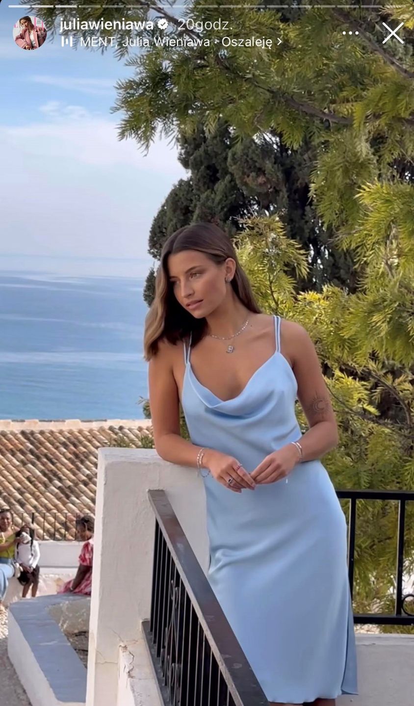 Julia Wieniawa w błękitnej "slip dress" 